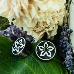 Black/White Flower Acrylic Saddle Plug